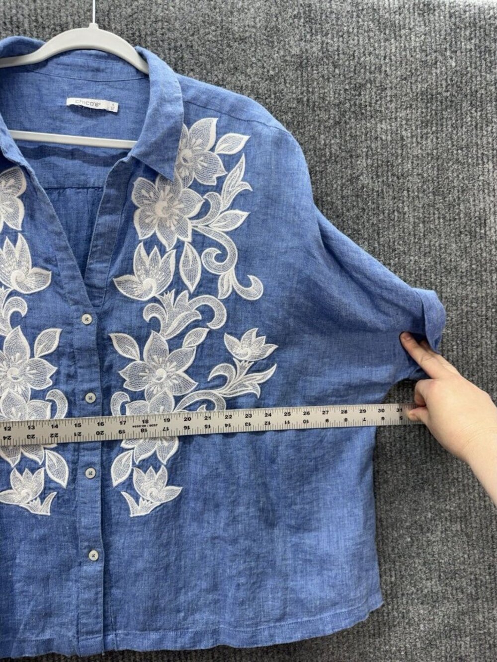 Chicos Linen Button Front Top Womens 4/20 Blue Embroidered Applique Floral Beach - Picture 8 of 10